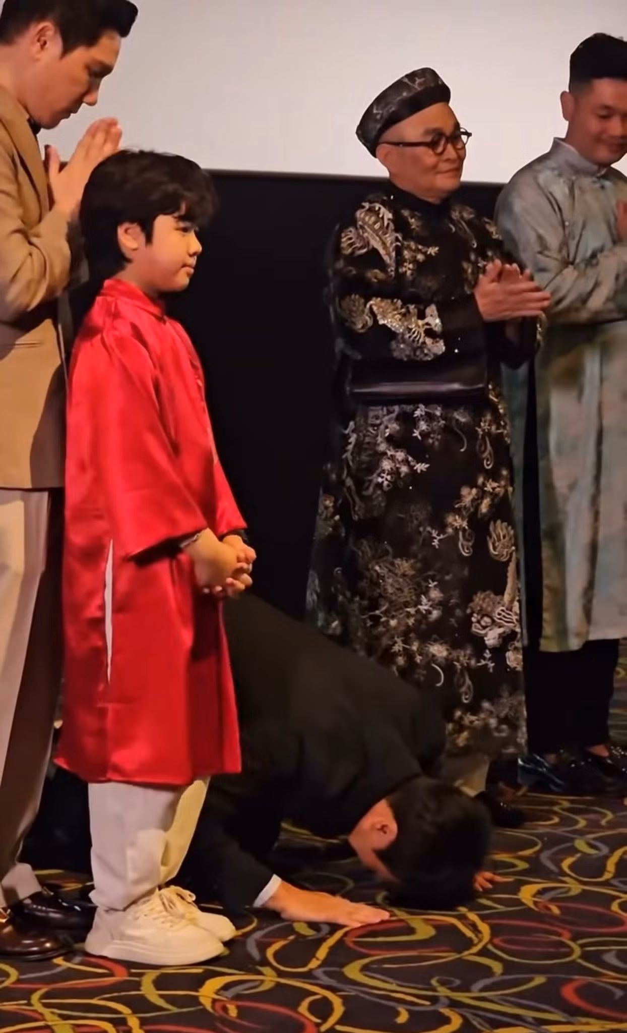 Ông Kim Jin Keun - Tổng giám đốc Lotte Entertainment - bất ngờ quỳ gối trước toàn bộ khán phòng trong buổi cinetour Mùi phở vào Mùng 2 Tết.