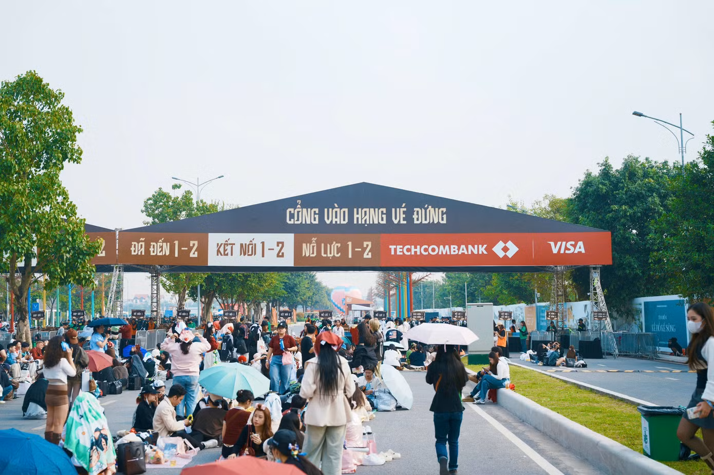 luong-nguoi-tham-du-dong-dao-tu-som-gop-phan-tao-nen-khung-canh-nhon-nhip-tai-khu-vuc-to-chuc-y-concert.jpg