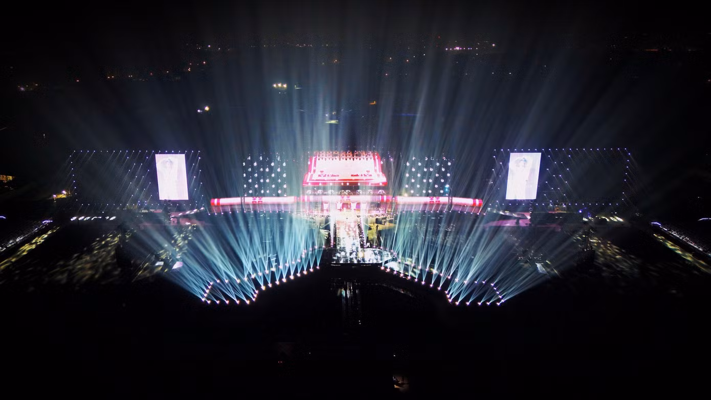 san-khau-quy-mo-lon-cung-dan-anh-sang-chat-luong-cao-cua-y-concert-truoc-gio-dien-2.jpg