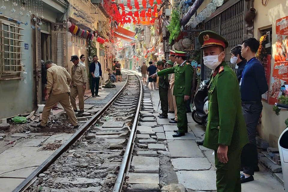 Cơ quan chức năng ra quân xử lý phố cà phê đường tàu Khâm Thiên, ngày 25/11. Ảnh: Công an cung cấp.