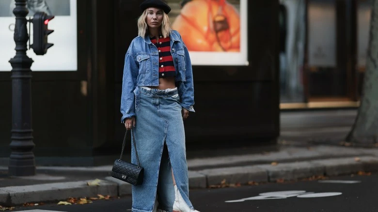 Bí Quyết Phối Đồ Với Váy Denim Dài: Từ Giản Dị Đến Thời Thượng