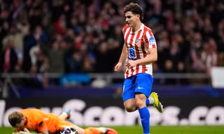 Thủ môn Tottenham mắc liền 2 lỗi ngớ ngẩn, bị thay ra chỉ sau 17 phút