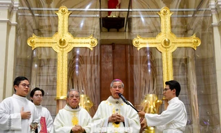 Chiêm ngưỡng hai thánh giá 400 kg mạ vàng ở Nhà thờ Đức Bà