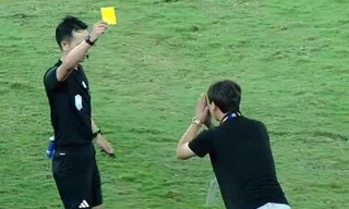 HLV Kim Sang-sik chắp tay vái lạy trọng tài, dùng độc chiêu phá bài ném biên của U23 Indonesia