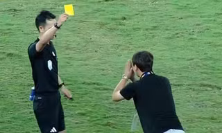 HLV Kim Sang-sik chắp tay vái lạy trọng tài, dùng độc chiêu phá bài ném biên của U23 Indonesia