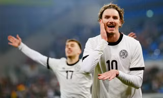 Newcastle vung tiền mua tiền đạo lạ, Isak rộng đường sang Liverpool