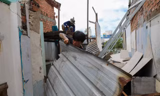 Người dân gấp rút dỡ nhà để chỉnh trang bờ kênh Đôi ở TPHCM