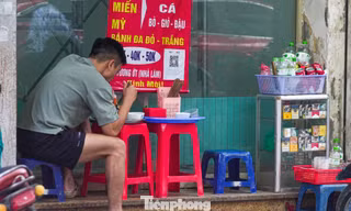 Thực khách ‘co cụm’ sau đợt siết vỉa hè ở Hà Nội