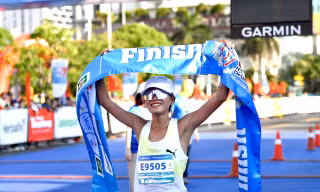 Hồng Lệ vỡ òa cảm xúc sau chức vô địch cự ly 42km Tiền Phong Marathon 2026
