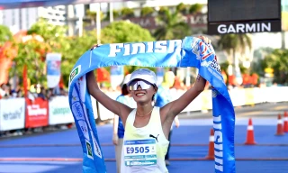 Hồng Lệ vỡ òa cảm xúc sau chức vô địch cự ly 42km Tiền Phong Marathon 2026