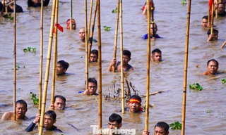 Hàng nghìn người vây kín bờ sông Tích xem trai làng 'dàn trận' bắt cá