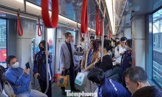 Người dân Hà Nội di chuyển bằng tàu điện, xe buýt để tiết kiệm chi phí
