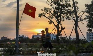 Đường cờ Tổ quốc rực rỡ trên cung đường chạy Tiền Phong Half Marathon