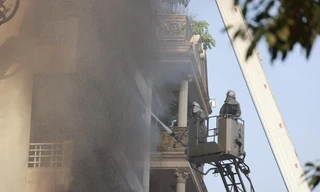 Hà Nội: Cháy lớn nhà cao tầng ở Hà Đông, lực lượng chức năng khẩn trương dập lửa