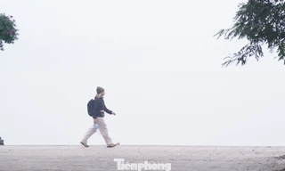 Hà Nội mù sương từ sáng đến chiều, chất lượng không khí ở mức xấu