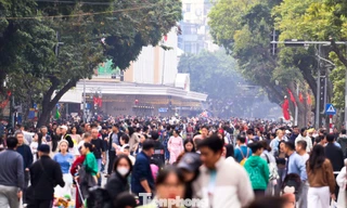 Biển người đổ về phố đi bộ Hồ Gươm