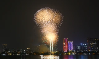 'Bữa tiệc' ánh sáng rực rỡ trên bầu trời Hà Nội chào năm 2026