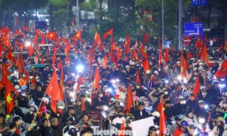 Hà Nội: “Biển người” tràn xuống đường đi bão mừng U23 Việt Nam vào bán kết