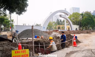 Vừa chỉnh trang xong, công viên Cầu Giấy tiếp tục rào chắn xây bể điều tiết