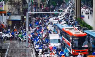 Mưa xuống, xe dồn, phố Hà Nội tắc dài giờ cao điểm