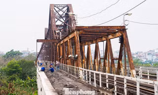 'Đột nhập' công trường sửa chữa, trùng tu cầu Long Biên 