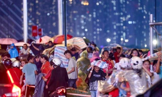 Mưa lớn bất chợt, người dân TPHCM chờ xem pháo hoa phải di chuyển