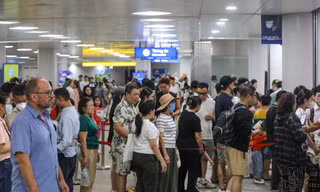 Hành khách xếp hàng chật cứng đi metro TPHCM miễn phí trong ngày 2/9