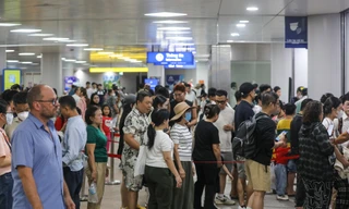 Hành khách xếp hàng chật cứng đi metro TPHCM miễn phí trong ngày 2/9