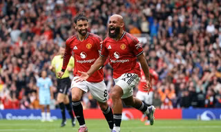 MU chật vật thắng tân binh Burnley bằng quả penalty phút bù giờ 