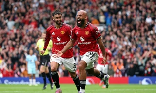 MU chật vật thắng tân binh Burnley bằng quả penalty phút bù giờ 