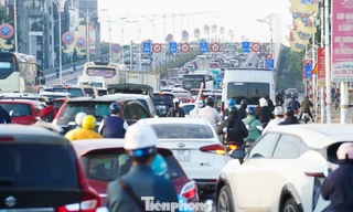 Hà Nội: Cửa ngõ phía Đông kẹt cứng, dòng xe nối dài lên cầu Vĩnh Tuy
