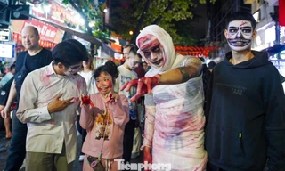 Đêm Halloween: Khách Tây hóa trang thành ma quỷ, chiến binh... khuấy động phố cổ Hà Nội