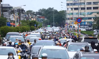 Hà Nội: Người dân Long Biên dậy sớm, đi làm từ 6h để tránh ùn tắc