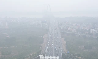 Hà Nội sương giăng kín lối, xe ôtô bật đèn giữa ban ngày