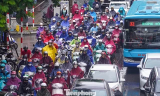 Ảnh hưởng bão số 9, Hà Nội mưa từ sáng sớm, giao thông ùn tắc 