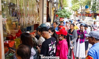 Xếp hàng dài chờ mua bánh trung thu truyền thống nức tiếng Hà Thành