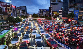 Hà Nội mưa lớn, lụt sâu, ùn tắc kéo dài, nhiều người bỏ xe đi bộ về nhà