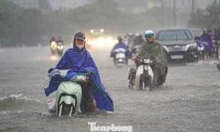 Mưa lớn kéo dài, nhiều tuyến phố Hà Nội ngập như sông