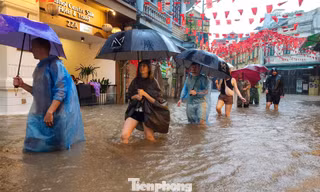 Hà Nội mưa lớn, phố cổ thành sông, khách Tây bì bõm lội giữa dòng nước