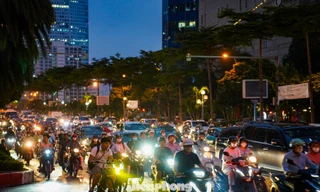 Người dân 'lạc lối' giữa tắc đường sau cơn mưa