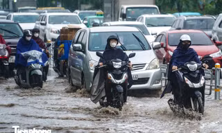 Hà Nội: Đường Võ Chí Công ngập từ đêm đến sáng, giao thông ùn tắc kéo dài 