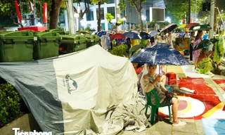 Người dân đội mưa cắm trại xuyên đêm chờ xem sơ duyệt diễu binh, diễu hành