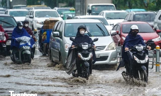 Hà Nội: Đường Võ Chí Công ngập từ đêm đến sáng, giao thông ùn tắc kéo dài 