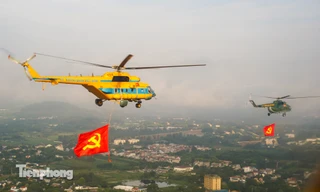 10 trực thăng thao luyện kéo cờ Đảng, cờ Tổ quốc trên bầu trời Hà Nội