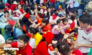 Đùm cơm nắm, 'bày cỗ' trên vỉa hè chờ xem tổng hợp luyện diễu binh, diễu hành