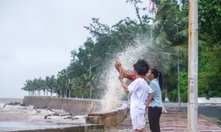 Tuy nhiên, một số người dân và lao động ở trên địa bàn từ sớm phớt lờ cảnh báo, di chuyển ra bãi biển để chụp ảnh, check-in, xem bão.