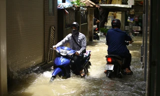 Nhiều tuyến phố Hà Nội ngập tới nửa mét sau cơn mưa nặng hạt