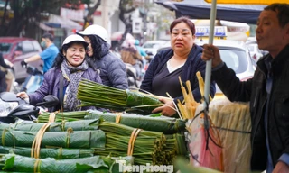 Nhộn nhịp phiên chợ lá dong giữa trung tâm Hà Nội