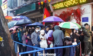 Hà Nội mưa tầm tã cũng không ngăn nổi dòng người đi mua vàng Vía Thần tài 