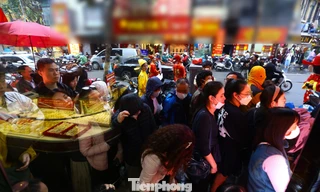 Đội mưa xuân xếp hàng từ 4h sáng 'săn' vàng trước ngày vía Thần Tài